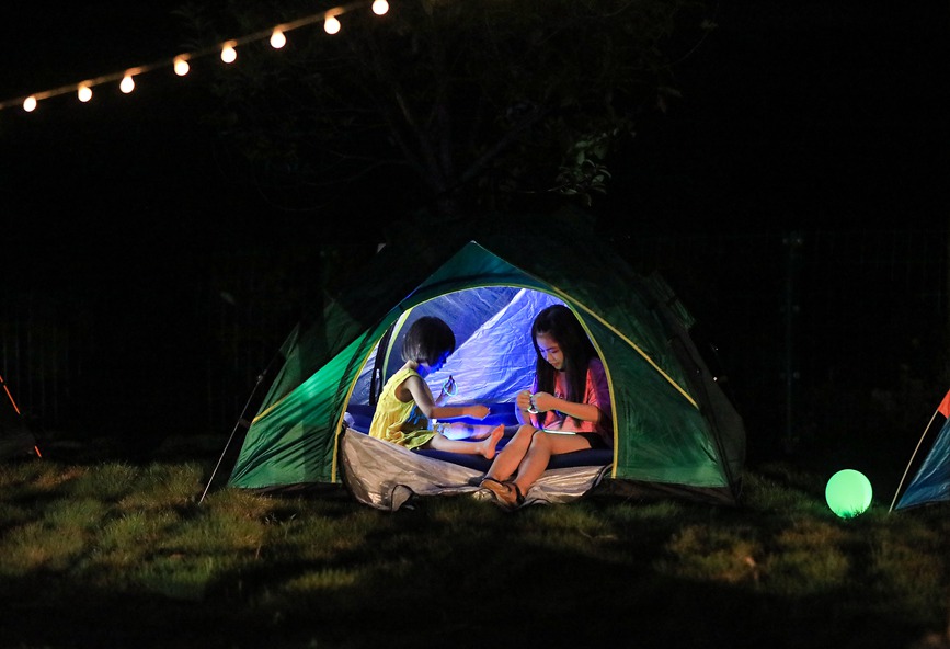 小朋友在帳篷內愉快玩耍。熊偉攝