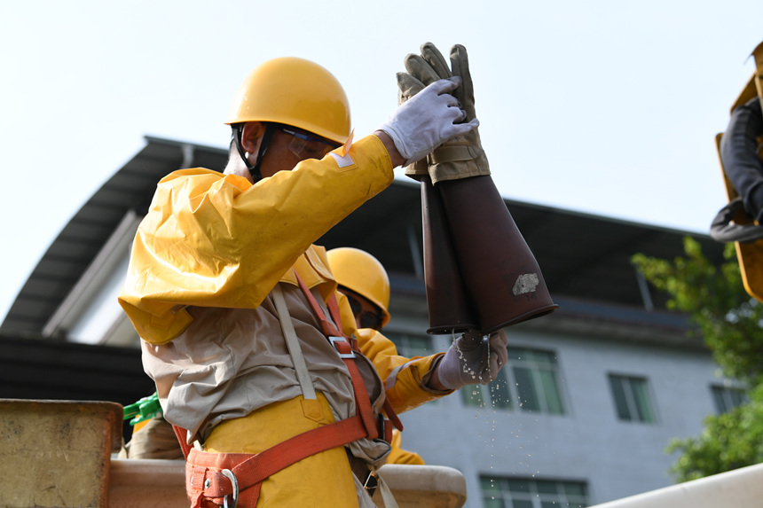 帶電作業結束后，工作人員的手套里全是汗水。國網重慶市電力公司供圖
