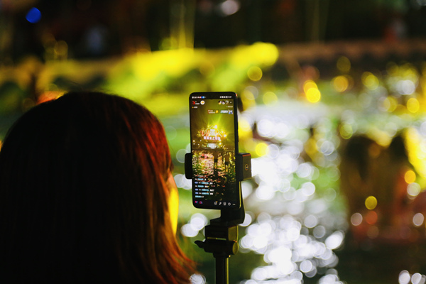 網絡達人對活動進行現場直播。楊孝永攝