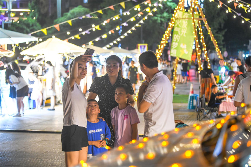 市民、游客在“后備箱集市”游玩。郭旭攝