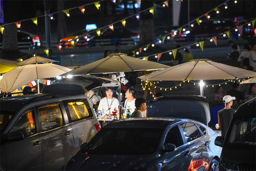 “后備箱集市”點亮南濱路夜生活。郭旭攝