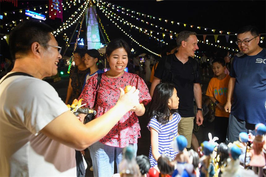 熱鬧的“后備箱集市”吸引市民、游客前來感受“煙火氣”。郭旭攝