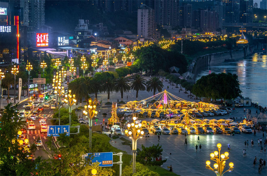 “后備箱集市”點亮南濱路夏日夜生活。郭旭攝