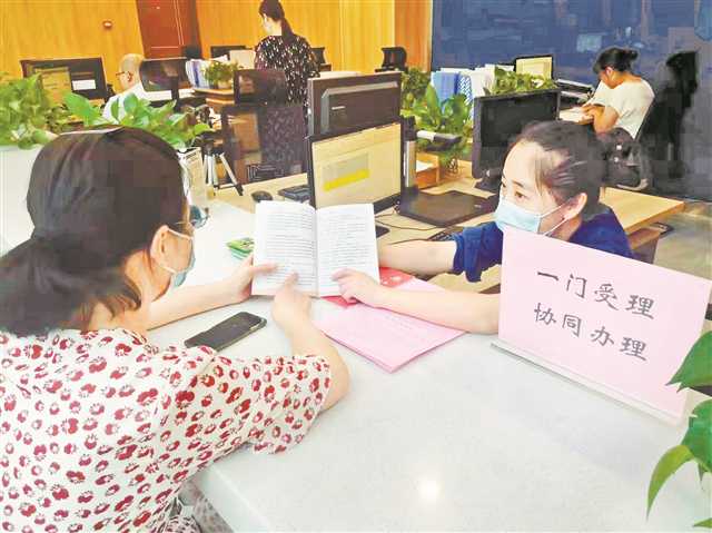 渝中區大溪溝街道公共服務中心“一門受理、協同辦理”救助服務窗口為居民提供政策咨詢?！∮浾?張莎 攝