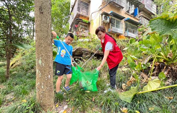 小朋友參加撿垃圾環保志愿活動。雙碑街道供圖