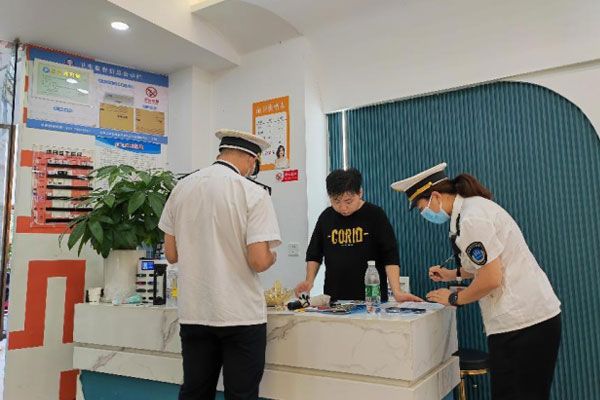 執法人員檢查公共場所。石柱縣衛生健康綜合行政執法支隊供圖