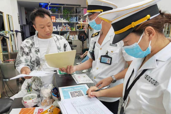 執法人員檢查公共場所。石柱縣衛生健康綜合行政執法支隊供圖