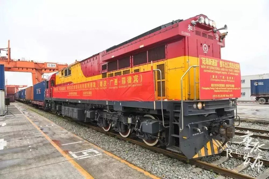 “陸海新通道”整車出口常態化班列（資料圖）。鄒樂攝