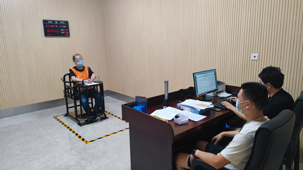 審訊現場。兩江新區警方供圖