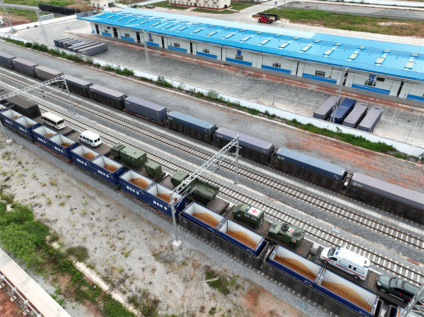 衛生列車在中國磨憨站整裝待發。曾理、畢蕓瑋攝