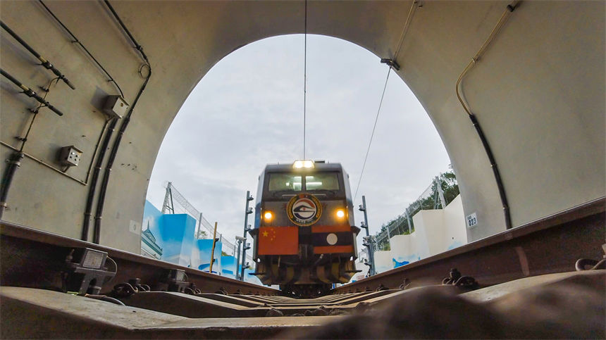 衛生列車即將駛入中老鐵路“友誼隧道”。譚又銘、劉一澤攝