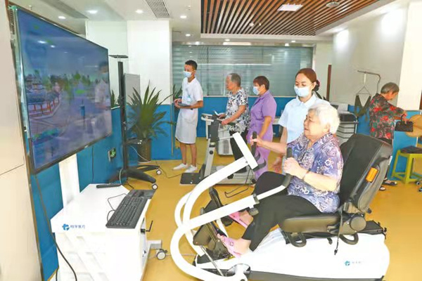 護工指導老年人參加康復訓練。廣安區融媒體中心供圖