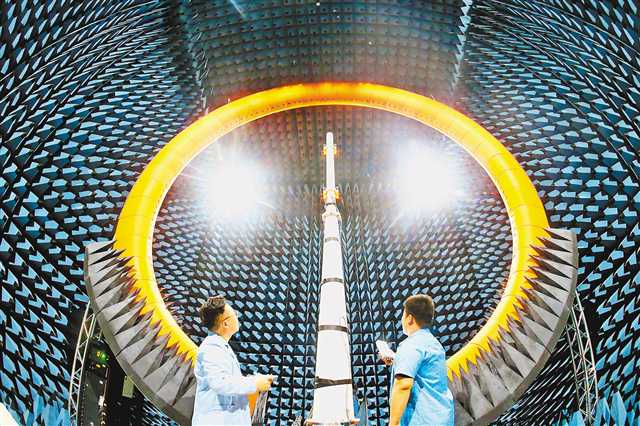 2021年6月18日,南岸茶園重慶軟件園，中國信通院西部分院技術人員正在進行5G天線信號數據測試。特約攝影 鐘志兵/視覺重慶