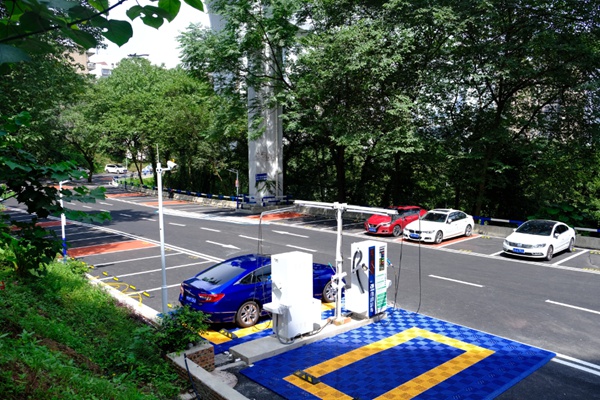 軌道銅元局站便民停車場。郭旭攝