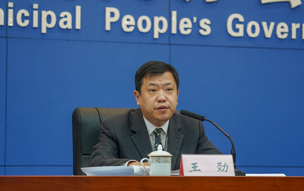 中國銀行保險監督管理委員會重慶監管局二級巡視員王勁回答相關提問。吳汪洋攝