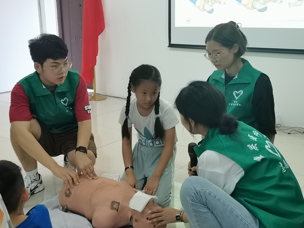 重慶醫科大學志愿者在九龍坡區銅罐社區開展人防、安全自護活動。共青團九龍坡區委供圖