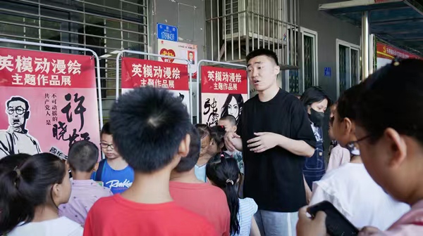 四川美術學院志愿者在老頂坡社區開展講解英雄人物故事。共青團九龍坡區委供圖