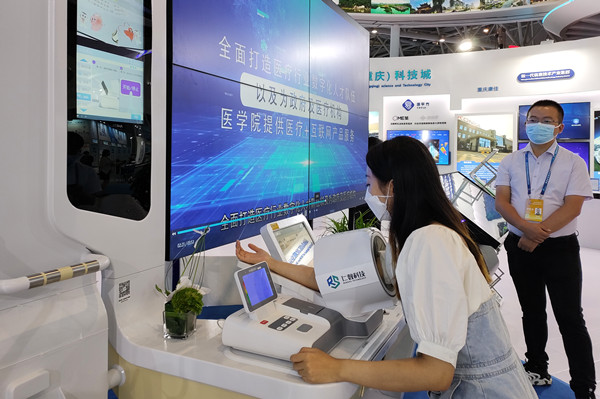 觀眾現場體驗智慧健康小屋。林霞攝