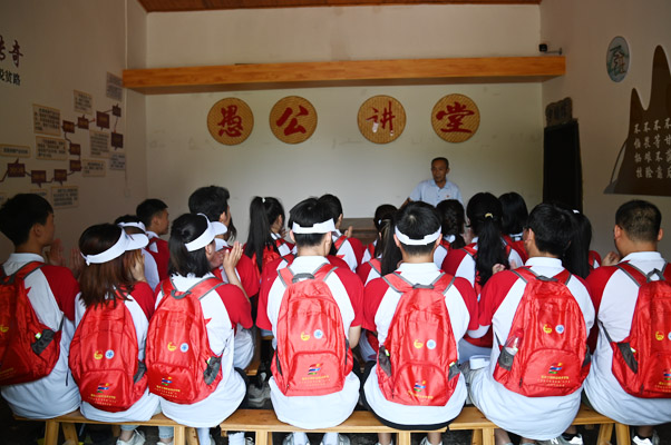 在愚公講堂上，毛相林講述了村民修筑“天路”的艱辛歷程。重慶工程職業技術學院供圖