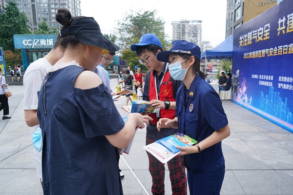 宣傳人員向過往市民講解燃氣安全知識。南岸區消防救援支隊供圖