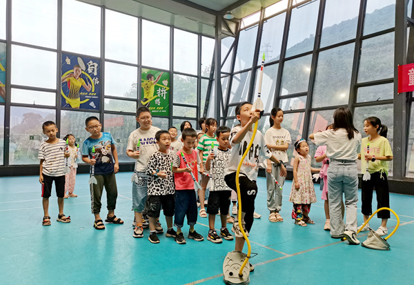 小朋友們在志愿者指導性進行氣火箭制作。共青團綦江區委供圖