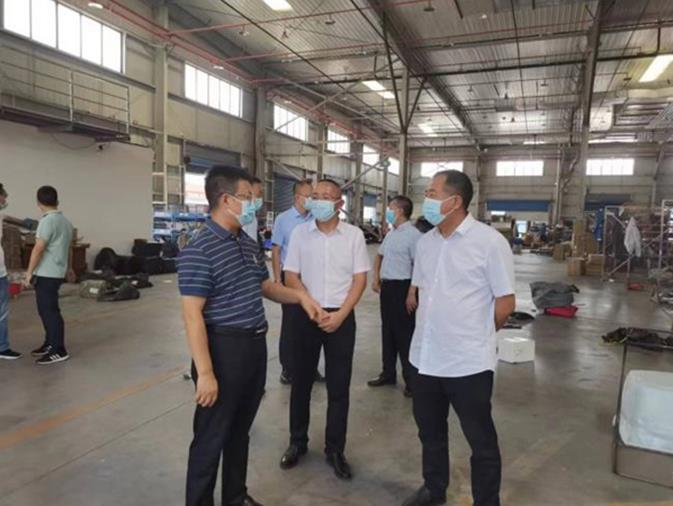 重慶交運集團領導班子成員一線督導工作。重慶交運集團供圖