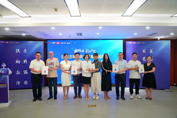 現場向參會人員贈送《2021重慶福彩社會責任報告》。重慶市福利彩票發行中心供圖