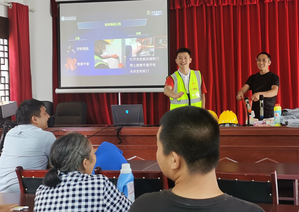 實踐團隊成員傳德寶現場指導村民安全使用充電樁。重慶工程職業技術學院供圖