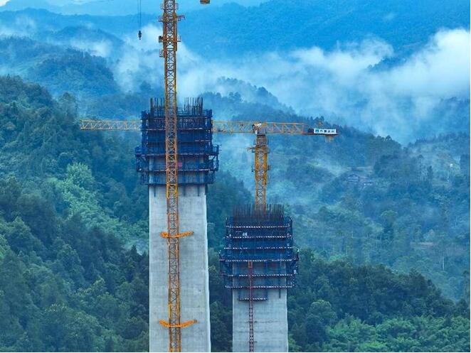 渝湘復線高速公路項目192米高橋墩封頂。中建鐵投供圖