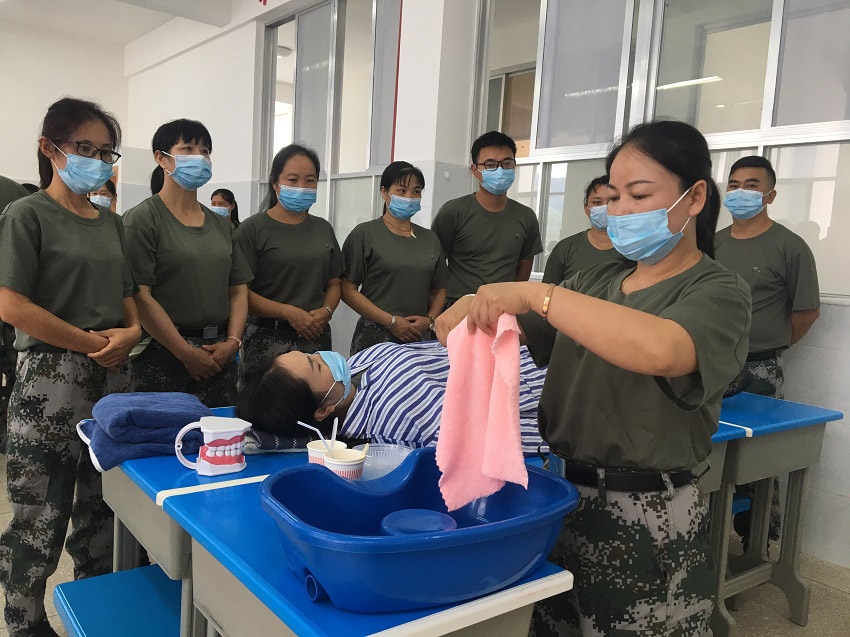 學員們正在進行實操練習。人民網記者 程浩攝