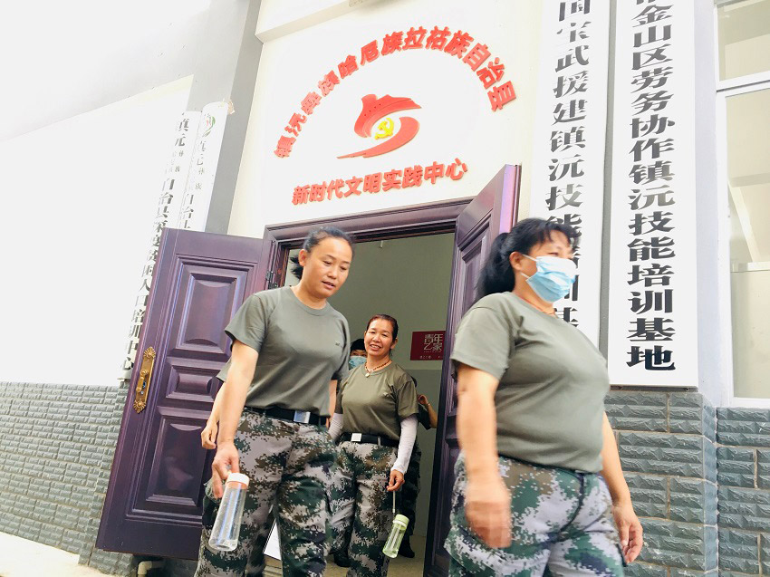 經過一上午的培訓，學員們走出教室。人民網記者 程浩攝