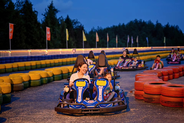 游客駕駛卡丁車。酉陽旅投供圖