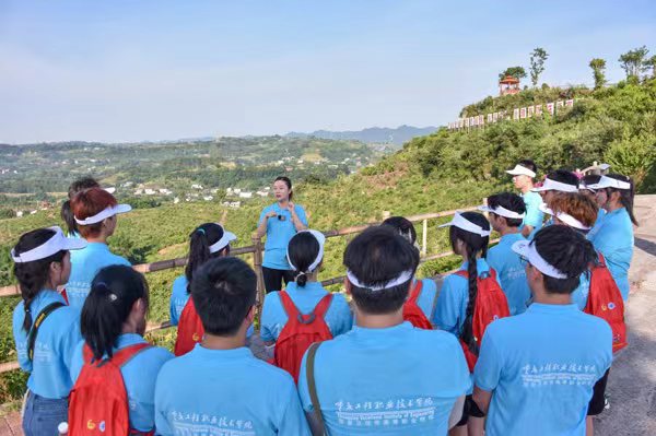 “行走的思政課”實踐育人基地掛牌。重慶工程職業技術學院供圖