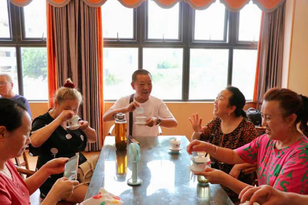 居民在茶館圍坐一起喝茶聊天。實習生胥世鵬攝