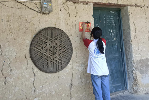 學生協助社區工作人員開展工作。重慶工程職業技術學院供圖