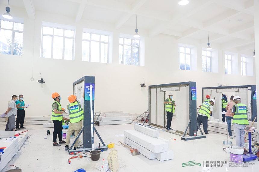 “川渝住建杯”裝配式建筑技能競賽現場。重慶市住房和城鄉建設委員會供圖