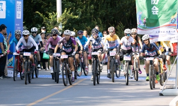 鳴槍開賽，選手們爭先出發。安瀾鎮供圖
