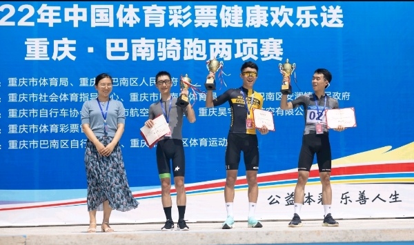 獲勝選手上臺領獎。安瀾鎮供圖