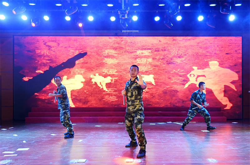 跆拳道、雙節棍表演《戰斗》。郭傳武攝