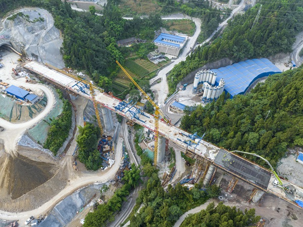 渝湘高鐵白筍溪雙線大橋貫通。