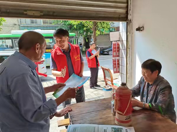姜家鎮人大代表為轄區居民宣講垃圾分類。姜家鎮供圖
