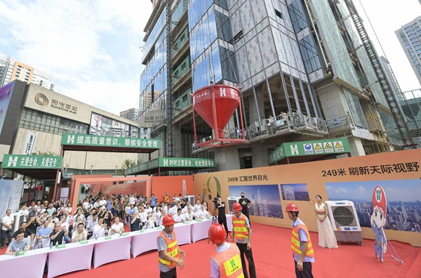 封頂儀式現場。觀音橋1號供圖