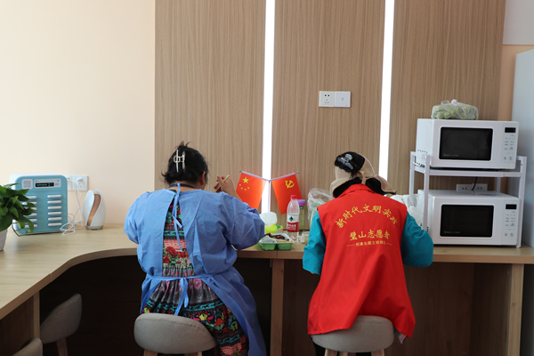 暖心驛站內運維志愿者。胥世鵬攝