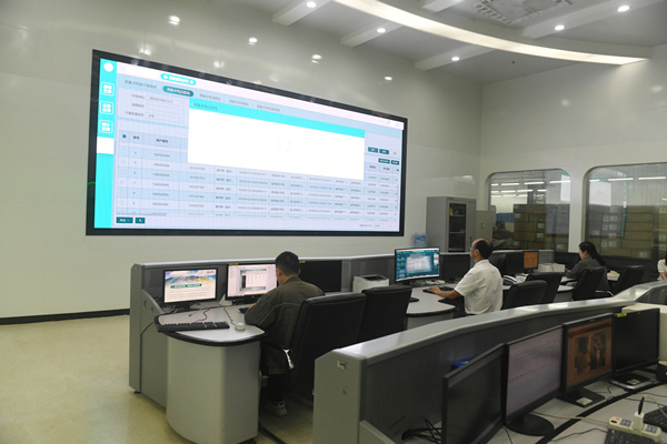 國網重慶電力營銷服務中心， 電力員工通過采集的客戶數據初步判定客戶計量裝置異常。潘洪攝