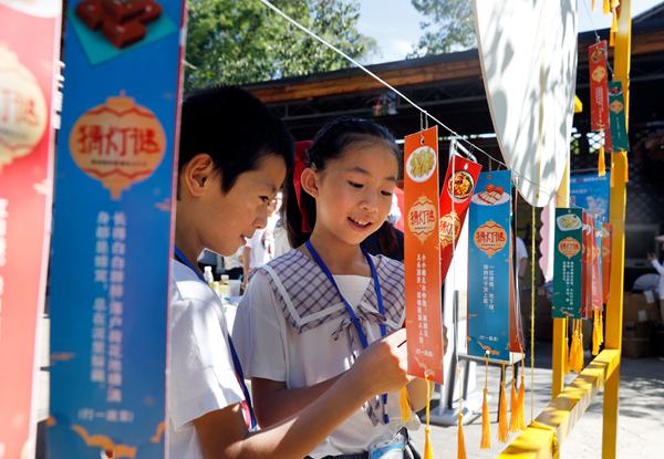 小朋友參加猜燈謎活動。向成國 攝