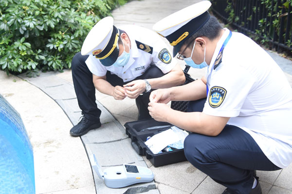 游泳場所檢查。江津區衛生健康綜合行政執法支隊