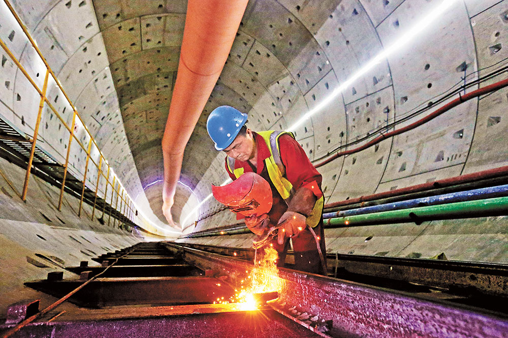 8月8日，重慶軌道交通15號線一期工程復盛站至現代大道站左線隧道施工現場，電焊工正在焊接軌道。特約攝影 鐘志兵/視覺重慶