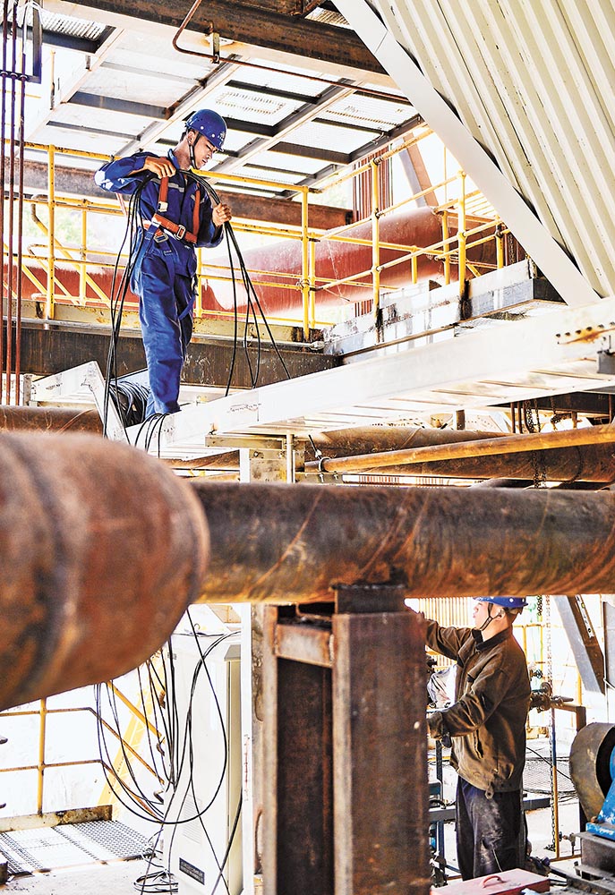 近日，墊江縣首個生活垃圾焚燒發電廠一期建設現場，施工人員冒著酷暑布置線纜。記者 齊嵐森 攝/視覺重慶