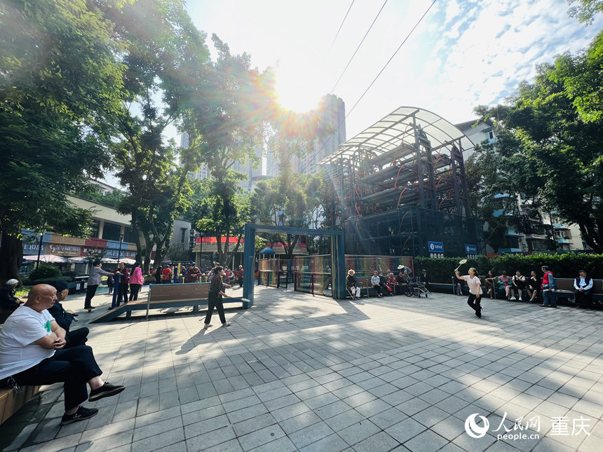 改造后的白馬凼社區有寬闊的活動空間。人民網 胡虹攝