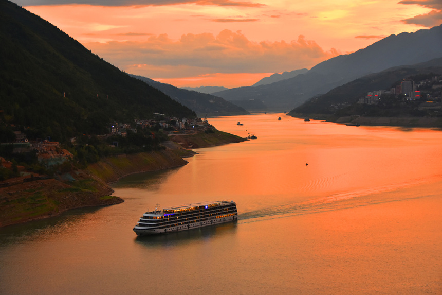 晚霞映照在長江與大寧河交匯的寬闊湖面。王忠虎攝